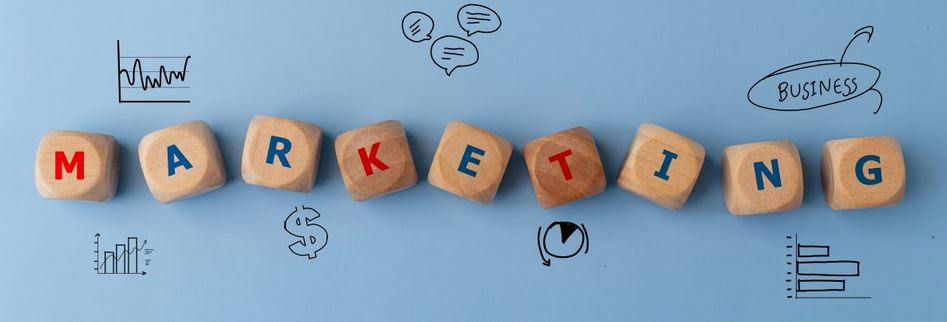 Palabra Marketing en cubos de madera semejantes a dados.